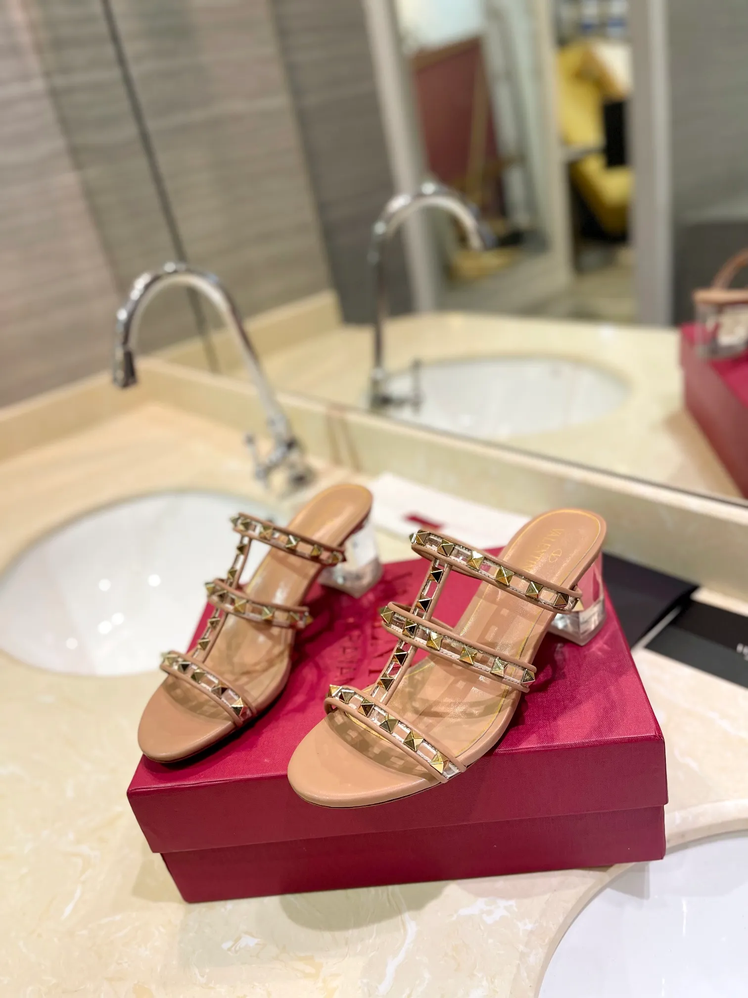 👟👟Ex-factory price 500👟👟 𝑉𝐴𝐿𝐸𝑁𝑇𝐼𝑁𝑂 Valentino ♡ͥ | ²º²⁴💫Purchasing agent level🔍Same color The classic king-shaped slippers with crystal heels are also so beautiful The particularly high-quality hardware brings out a full sense of high-end. After putting it on your feet, you will be stunned and look super slim! The new season lives up to expectations! Worth buying ★Imported cowhide is absolutely high-grade ❥Original method is absolutely sensual ❥Elegant style creates a different feeling🙈 Simple temperament style!  ♡ show bdetails ———————————— ⊿▸: Size｜35-40 (customized at 40.41.42) ⊿▸: Material｜Imported sheepskin + Pvc ⊿▸: Material | Padded sheepskin ⊿▸: Material | Italian🇮🇹 genuine leather outsole ⊿▸: Heel height｜6cm